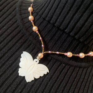 Short necklace by artisan Stella - Butterfly pearl with pink gold beads